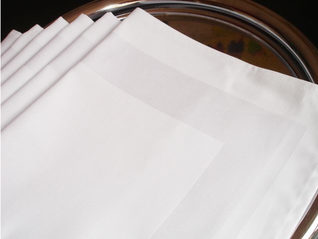 Stoffservietten mit Atlaskante in weiß