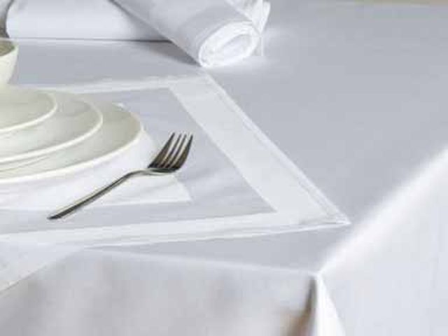 Mitteldecken werden auch Deckservietten genannt