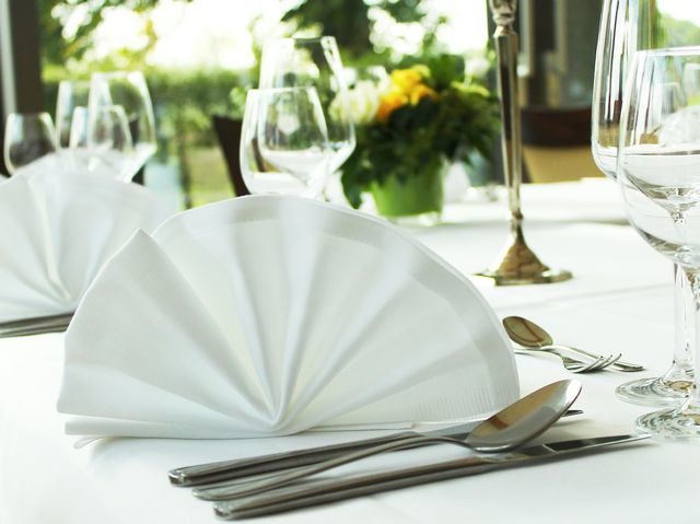 Weiße Servietten ohne Muster