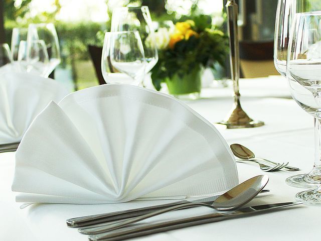 Stoffservietten mit Atlaskante zählen zu den typischen Dinnerservietten