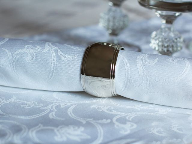 Feine Damast-Servietten wirken in Serviettenringen besonders edel