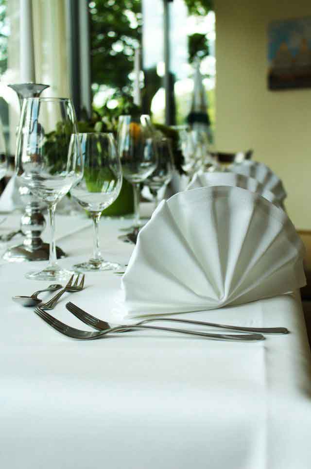 Weiße Stoffservietten